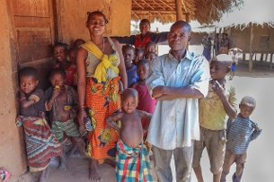 Armando Sabão e sua esposa, Natália Félix, com seus cinco filhos, bem como algumas outras crianças dos arredores. (swissinfo.ch)