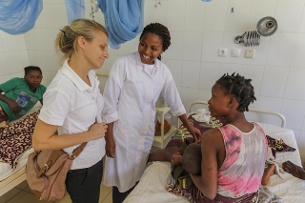 A diretora do hospital de Chiúre, Janete Tadeu (centro), e a médica brasileira Anita Huxley, da SolidarMed, falam com uma mulher cujo filho sofre de desnutrição. (swissinfo.ch)