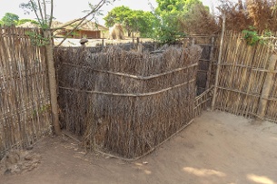 Um banheiro público em uma aldeia no norte de Moçambique. (swissinfo.ch)